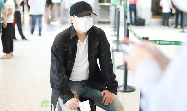 沈腾现身机场踩人字拖坐行李箱不拘小节戴口罩帽子包裹严实
