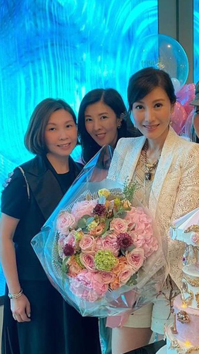 女神老了李嘉欣50岁生日当天晒美照不笑还好一笑嘴角纹鱼尾纹太真实