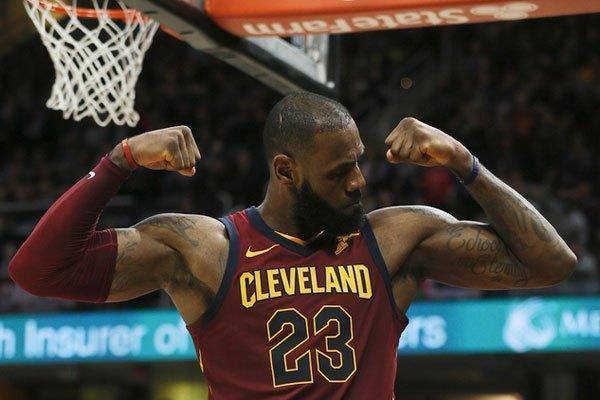 25英寸体重:111.13公斤,245磅,小前锋中最重的站立摸高:269.