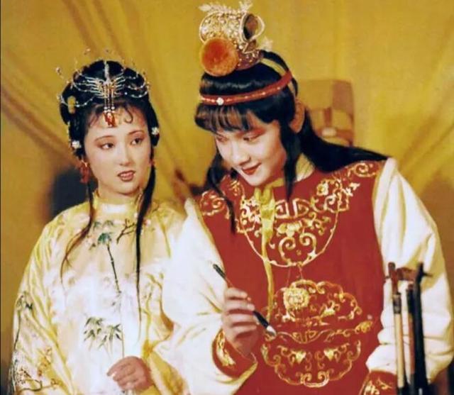 林黛玉|《红楼梦》第34回，宝玉送黛玉两块旧帕，到底有何寓意？