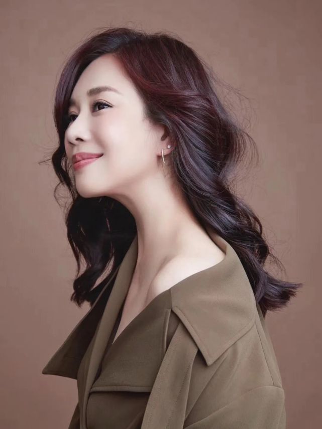 今天是这个系列访谈的第三十四期,我们邀请了演员,歌手陈松伶,一起去