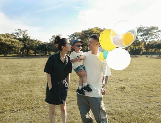 余文乐|余文乐娇妻怀二胎还不忘健身，戴着口罩做运动，四肢依然纤细