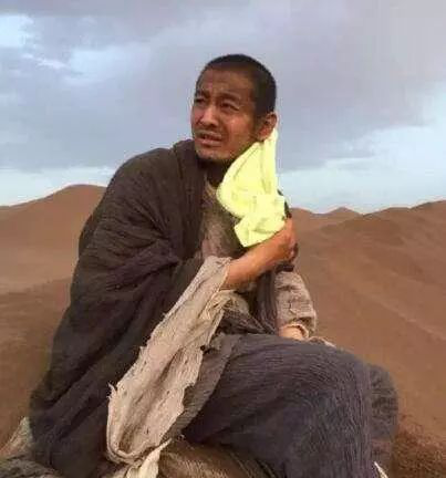 明星灰头土脸成什么样?黎明像流浪汉,赵丽颖干瘦憔悴惹人怜!