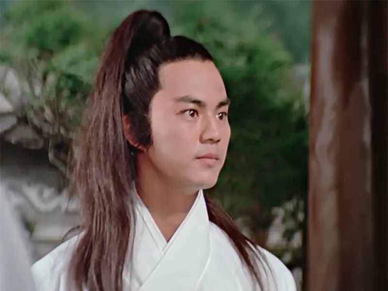 都是大咖,一碗水要端平,所以《白玉老虎》里面狄龙的假发也升级了.