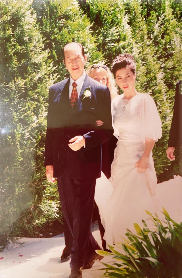 何超仪晒结婚照缅怀父亲,穿婚纱美得优雅气质,赌王81岁时好帅气