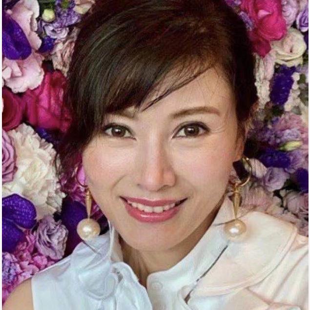 李嘉欣|不敢认！50岁李嘉欣凌晨晒照显老态，戴发卡扮少女脸部却十分僵硬