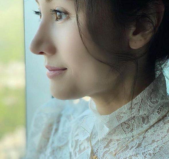 李嘉欣|不敢认！50岁李嘉欣凌晨晒照显老态，戴发卡扮少女脸部却十分僵硬