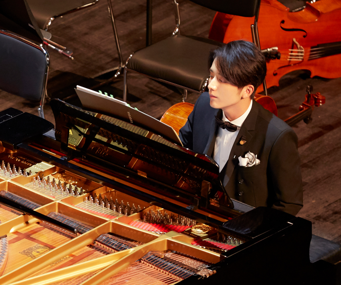 那么男主是张新成,女主大家都很熟悉呢,原来在剧中担任钢琴怪才的女