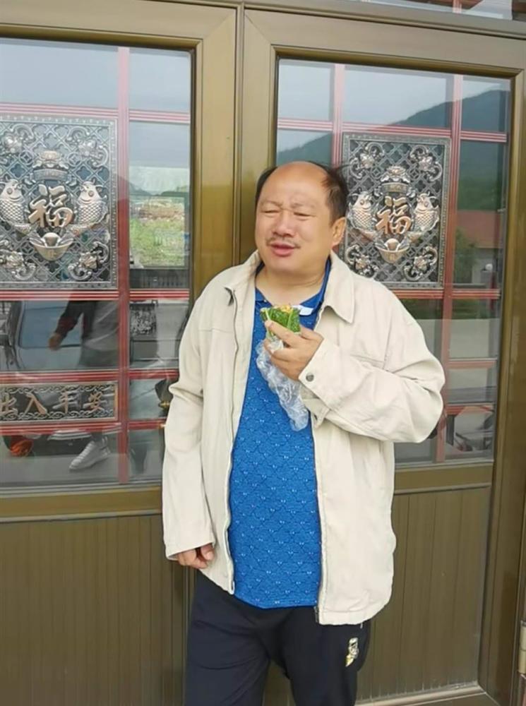 象牙山谢广坤生吃葱叶,被谢永强喂凉水,去大脚超市都不给开门