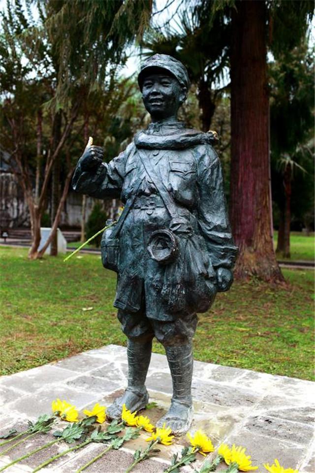 但是陈友礼祈求招兵的人,给负责招兵的长官说: " 你们别看我年纪小,可