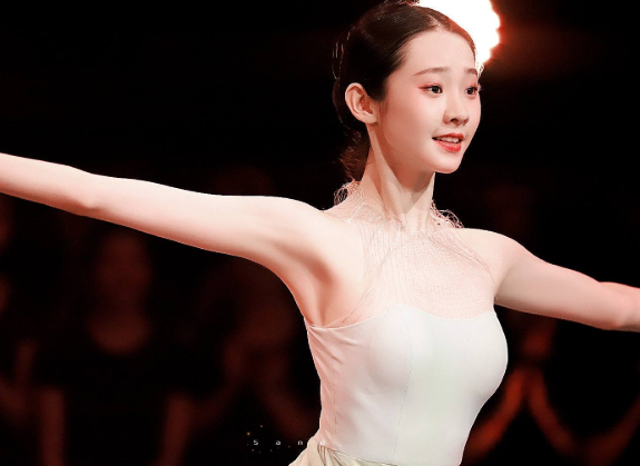 张艺凡起床后就练舞,看清玩手机的姿势后,真以为自己没男粉?