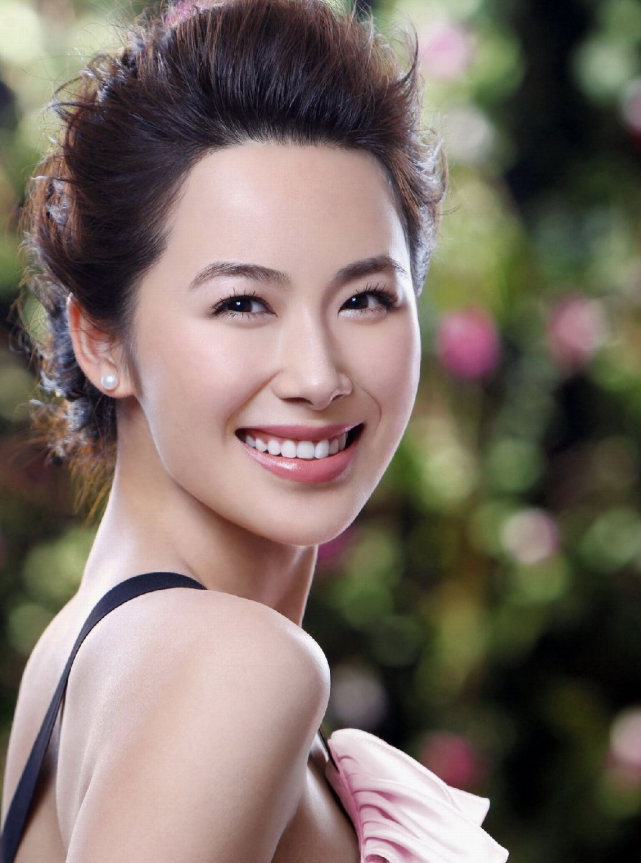 剧中的元丽抒一身书卷气,被称为"上海市最美文化人",而她的扮演者就是