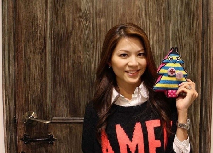 其后返回香港并签约成为无线电视艺员,曾出演《红衣手记》,《黑夜彩虹