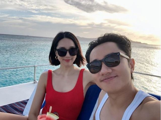 王祖蓝|王祖蓝夫妇牵手逛街，李亚男官宣二胎后首露面，竟被评价像路人