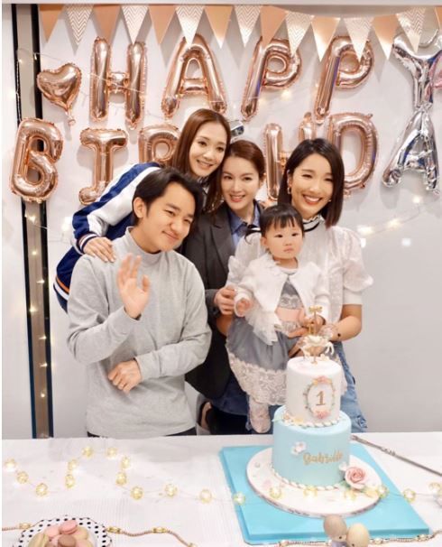 王祖蓝|王祖蓝夫妇牵手逛街，李亚男官宣二胎后首露面，竟被评价像路人