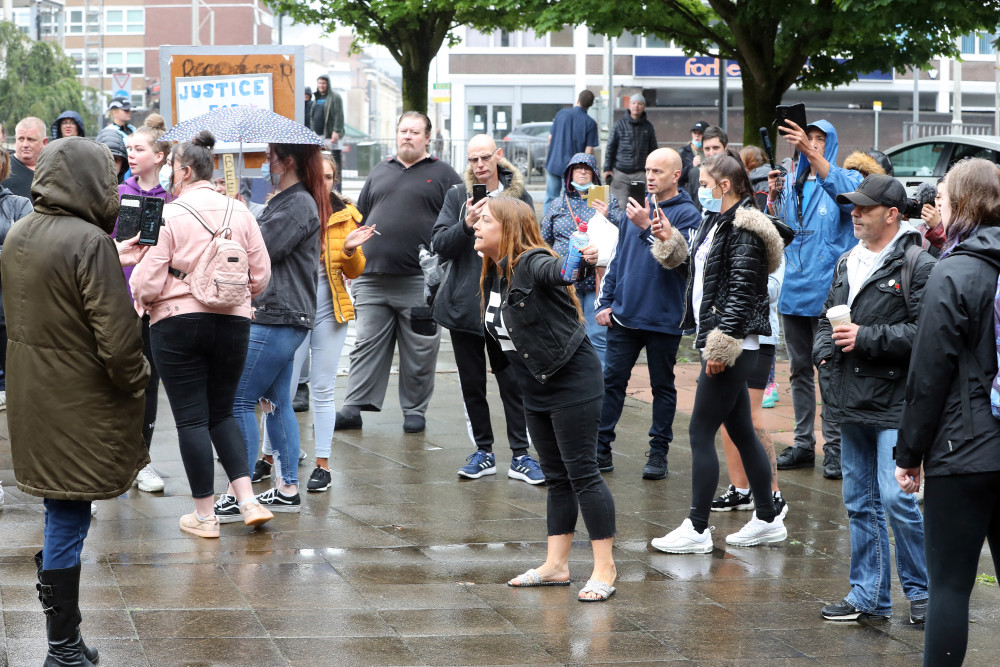 英国少女因多次"谎称"被侵犯而遭起诉,义愤群众聚集庭外为其示威抗争