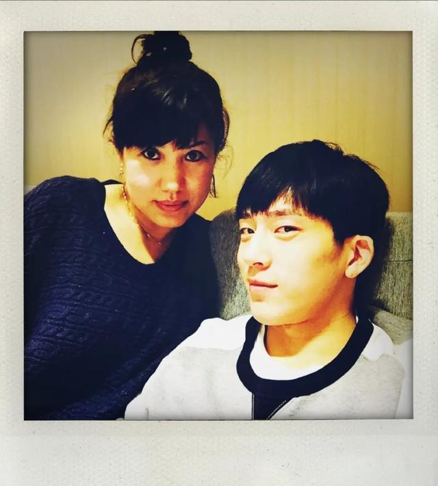 井柏然奶奶捡破烂养大被父母抛弃的孙子孙子成名后为她买豪宅