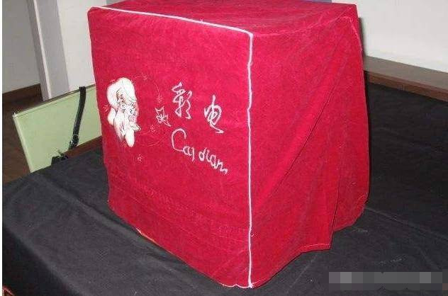 记得当时很多人用旧衣服缝一些茶几罩,桌布,还有电视机套,把房间布置