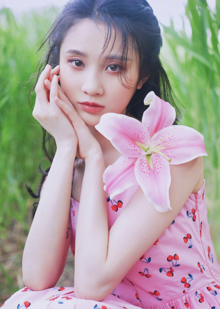 看到张慧雯都想恋爱了,穿樱桃粉裙配百合花,嫩得像个18岁少女