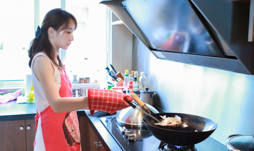 气质优雅女明星胡静居家厨房贤惠写真
