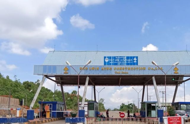 缅甸一小镇设立多个收费站强收进城费,当地司机要向总统告状_腾讯新闻