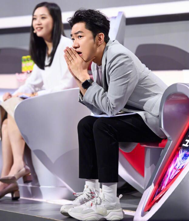 因为王祖蓝身材比较矮小,香肠嘴且总是戴头巾,很多观众应该都印象深刻