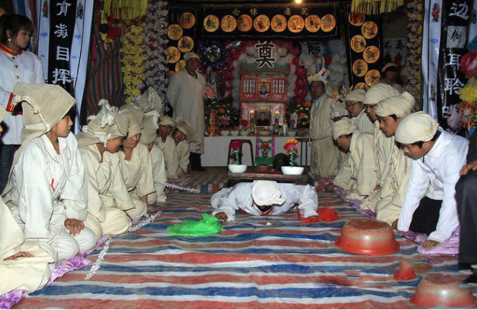 是非常注重礼节的,像是需要穿孝服,还要守灵,哭灵等,因为人们认为这是