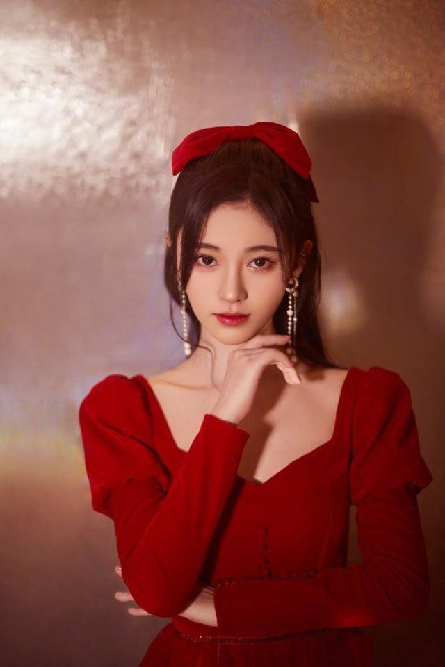 鞠婧祎穿搭让人眼前一亮!淡紫色格子裙彰显温柔气质,养眼吸睛