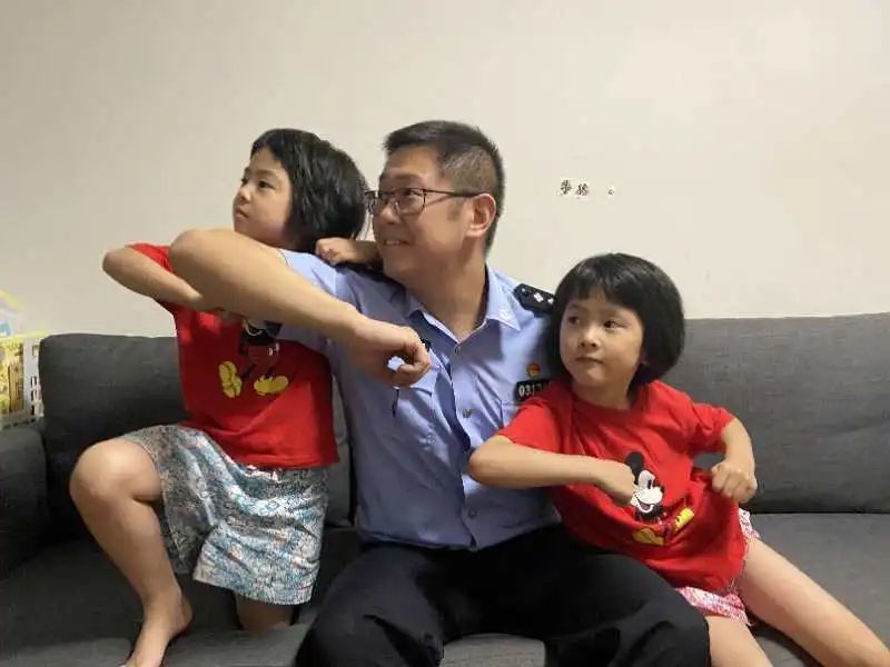 经侦支队民警李为超 女儿叮叮,当当"虽然爸爸陪伴我们的时间不多,对