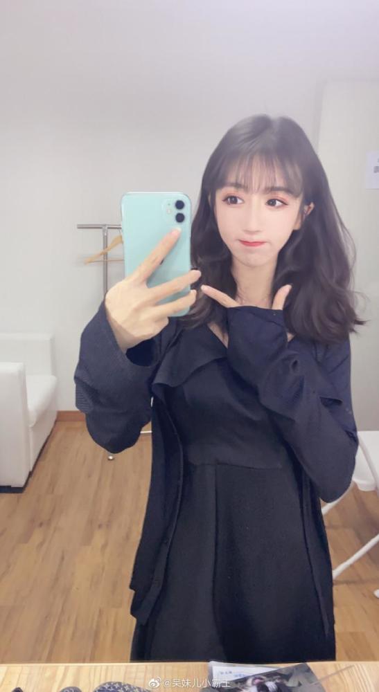 呆妹儿原名吉昕薇,陕西西安人,在直播间经常直播绝地求生,但是技术.