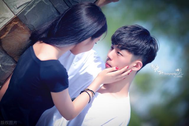 摩羯座就是喜欢你 男女大不同 摩羯爱上你的3个小暗号 摩羯座 摩羯女 摩羯男