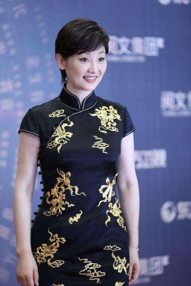 徐帆52岁气质依然高级洋气穿金色祥云刺绣的黑色旗袍大气优雅