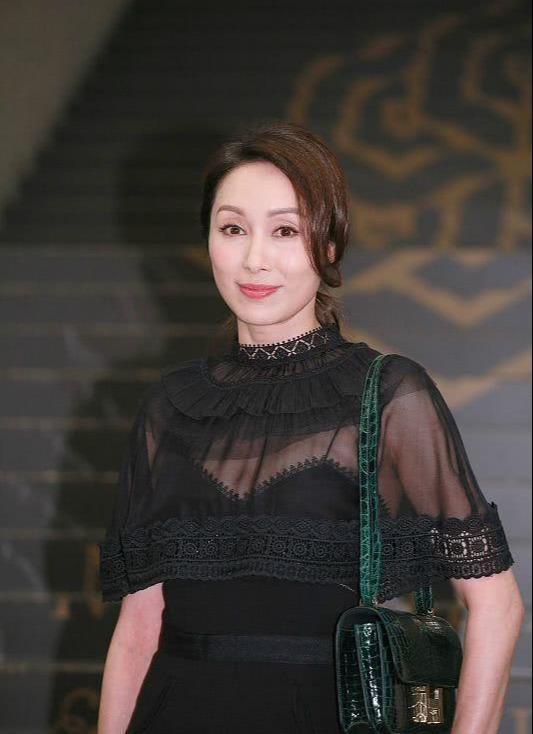 郭可盈真会穿一身黑色look套装现身优雅大气意外穿出高级感