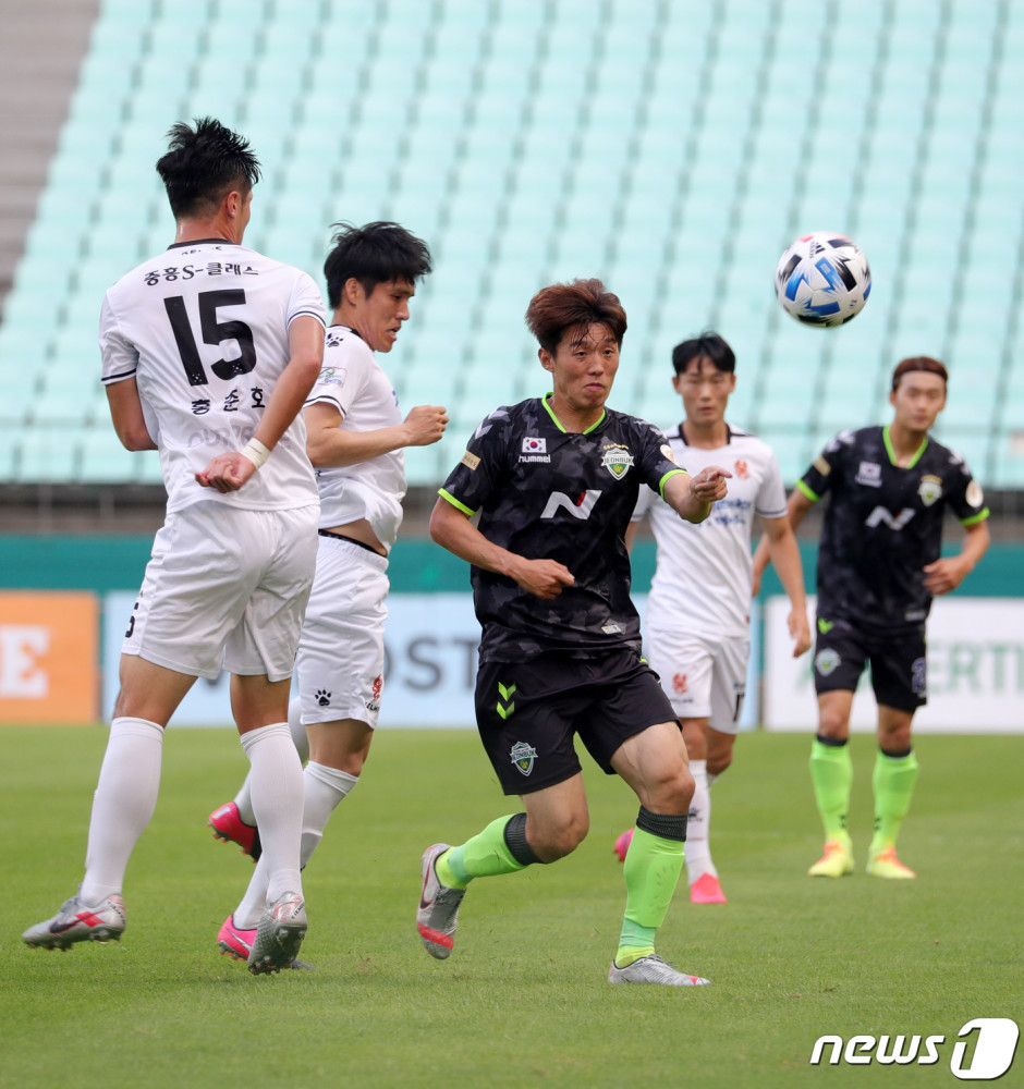 易边再战,光州外援前锋费利佩错失了绝佳机会,禁区晃过全北门将后,射