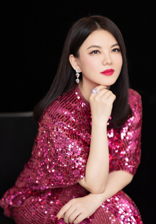 李湘44岁身材保养得真好,玫红色蕾丝连衣裙凹凸有致,减龄时髦