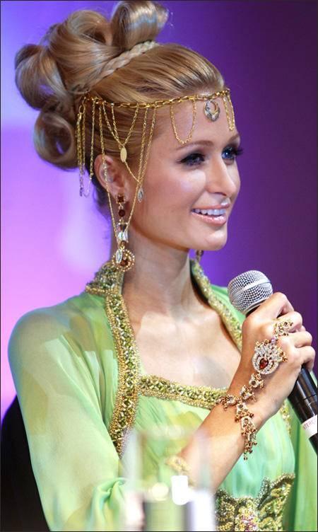 借希尔顿上位从歌手布兰迪的私人导购,到帕丽斯·希尔顿的助理,金