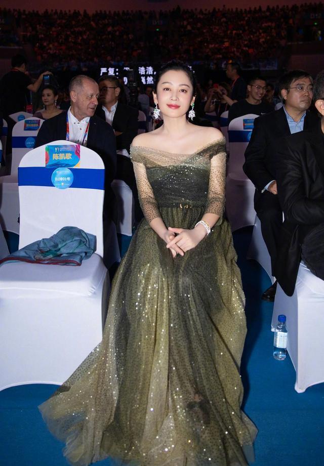 陈红真是美得"跨越了"年龄,一袭灰绿色长裙,身材姣好不输过往