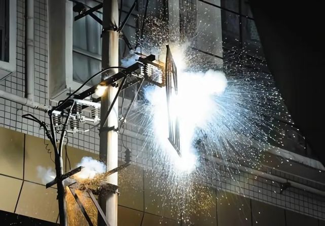 突发福州高压电线杆发生火灾现场电光闪烁