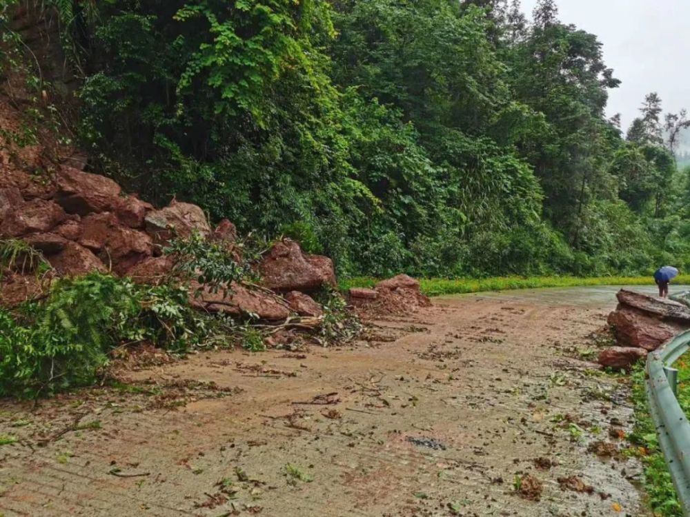 暴雨,龙山多乡镇马路受损,塌方