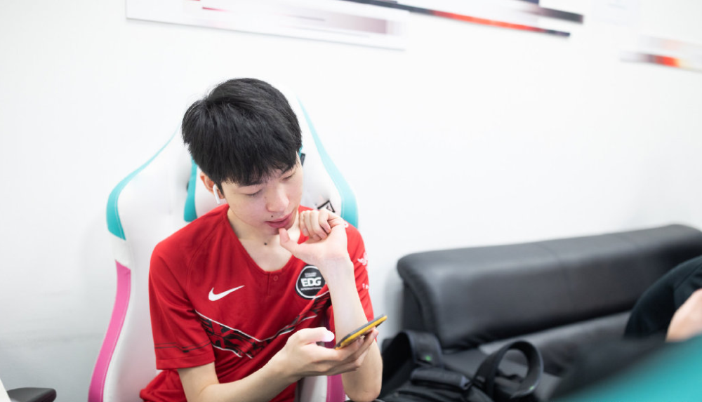 rookie妖姬完美表现率队击败edg_腾讯新闻