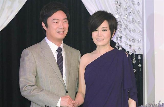 费玉清挥别安井千惠后,至今仍单身,常被怂恿跟好友江蕙凑对.