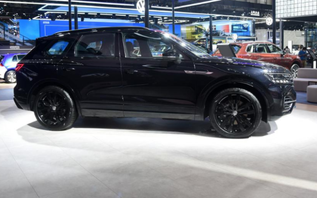 2020款大众途锐亮相曜黑外观套件加持v6发动机爆出340马力