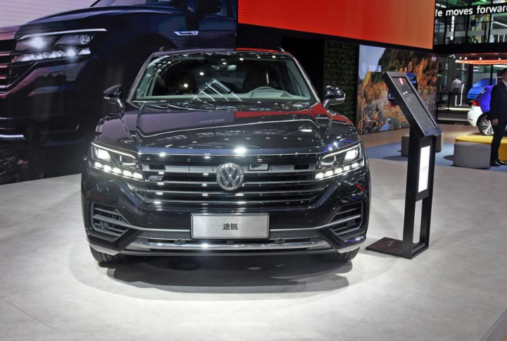 2020款大众途锐亮相曜黑外观套件加持v6发动机爆出340马力
