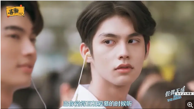 全名瓦奇拉维特·奇瓦雷,曾出演了《i sea u》,《社交心慌慌》,《情歌