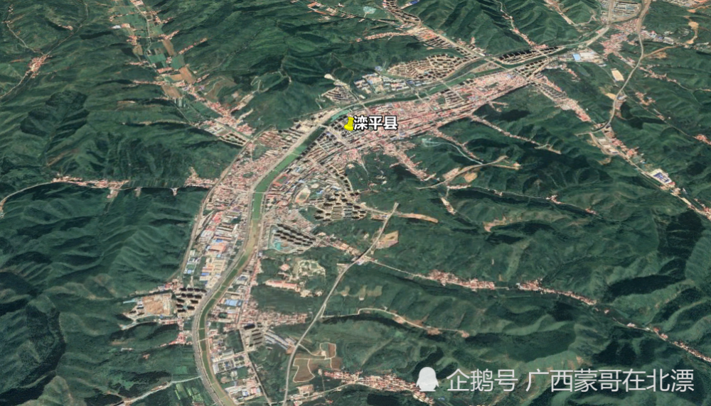 燕山山地的过渡带,滦平县的城区位于一个狭窄的河谷里,根据地图的测量