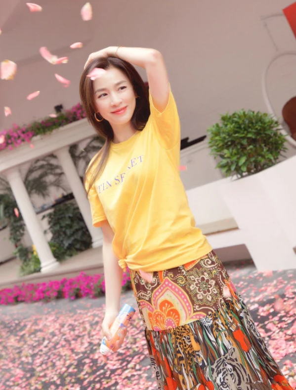 张庭穿背带白裙走秀,哪像50岁的人