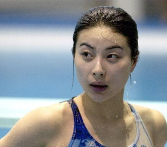 郭晶晶才是"出水芙蓉",跳水近照曝光,看清正脸:难怪能让霍启刚为她