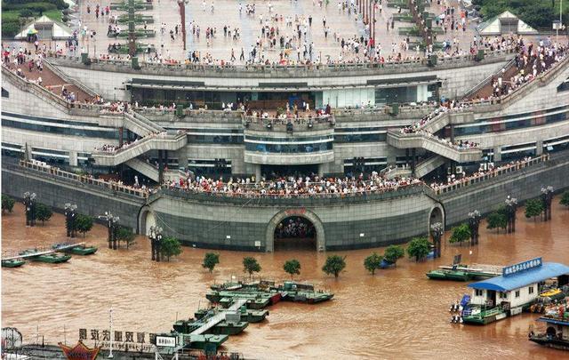 洪水时的朝天门朝天门码头不断在去旧建新,目前在建的是由新加坡投资