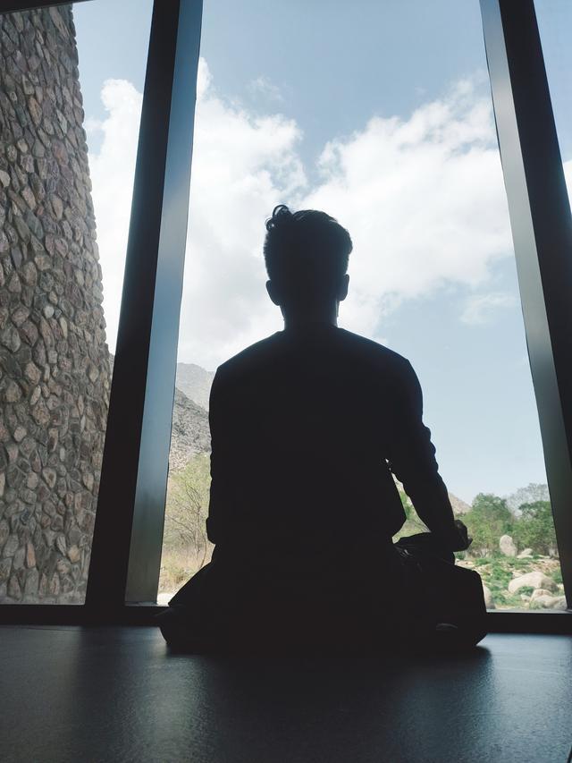 这个二傻子说要让我给他拍个背影,然后就成这个样子了,活像是在打坐