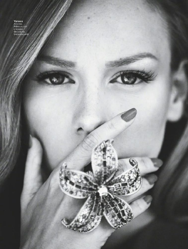 组图:红衣美人 20岁西班牙女星艾斯特·爱珀斯托杂志大片